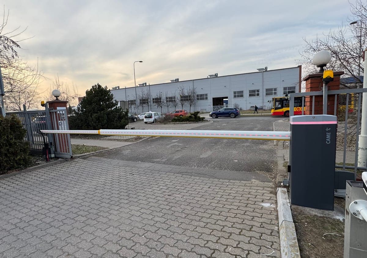 Szlaban automatyczny na osiedlu mieszkaniowym w Warszawie