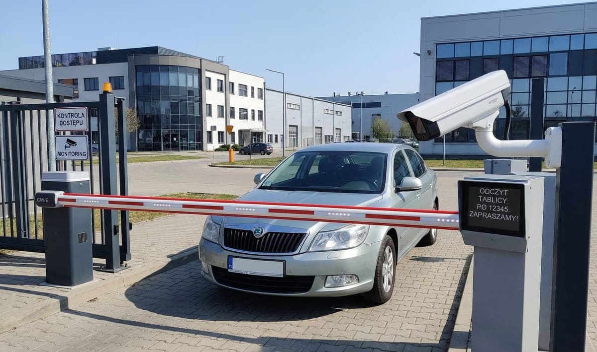 Szlaban Beninca EVA z szarą obudową na osiedlu w Warszawie